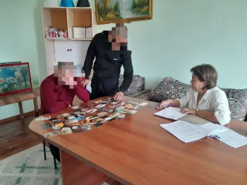 Психолог маман метафорлық ассоциативтік карталар арқылы сотталғандармен жұмыс жүргізді