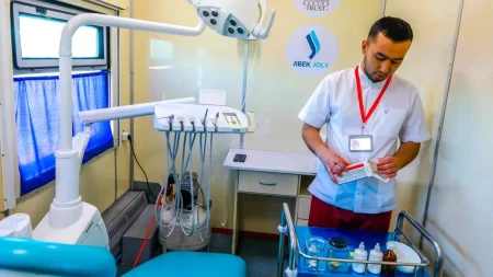 Алматыда пойызда 52 адам уланды: екі бала жансақтау бөлімінде жатыр