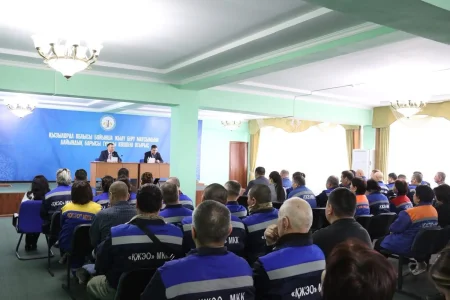 Еңбек ұжымымен кездесті