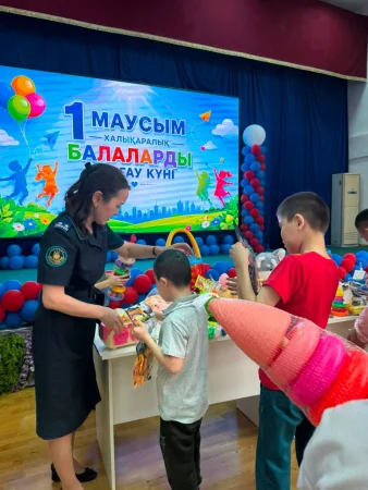 ҚАЖ қызметкерлері балаларға мерекелік көңіл-күй сыйлады